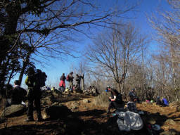 登山客で賑わう大岳山頂