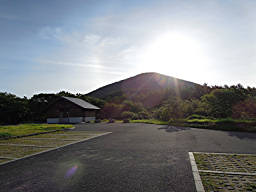 駐車場から見える岩樋山