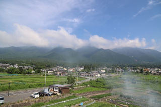 蓬莱駅から比良山を望む