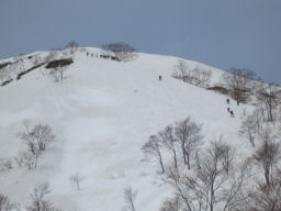 山頂付近に団体が見える