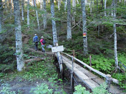 登山口の橋を渡る