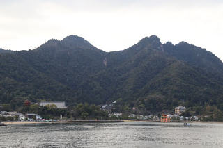 大鳥居と弥山が見えてくる