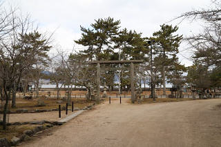 鳥居の先に海が見えてくる