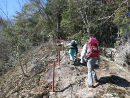 急な岩場を登る