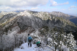 アイゼンを付けて下山