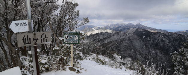 仙ヶ岳山頂から鈴鹿を一望