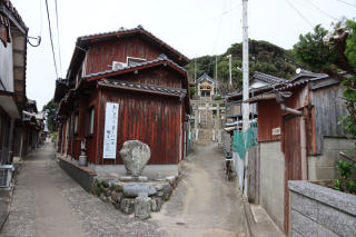 神社に続く階段が登山ルート