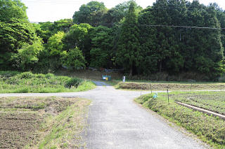 登山口まで農道を歩く