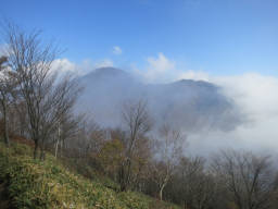 雲をまとった黒桧山