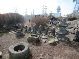 地蔵や臼のようなものが並ぶ