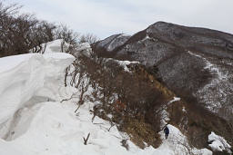 稜線は雪庇のよう