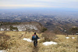 南面の下りは雪がない