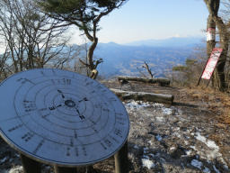 冷える小野子山頂