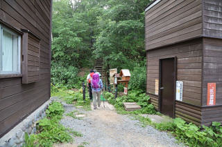 アヤメ平方面は小屋の裏手