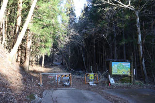 林道終点の駐車場から出発