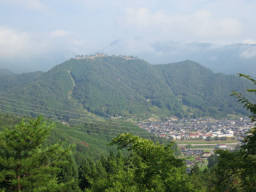 立雲峡から和田城跡を望む