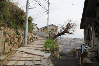 宅地の坂を登る