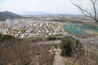 住宅地の方へ降りていく