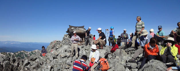 にぎわう剱岳山頂