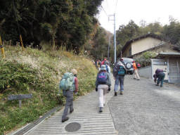 住宅地の先に入山口