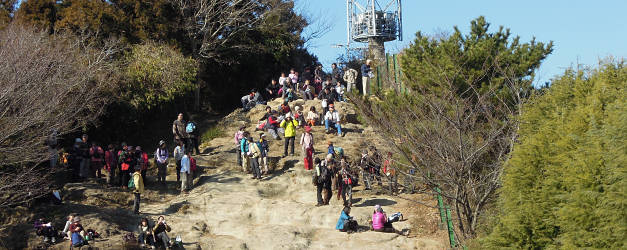 大平山頂で憩う人々