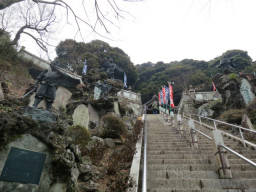 建長寺半僧坊を下る