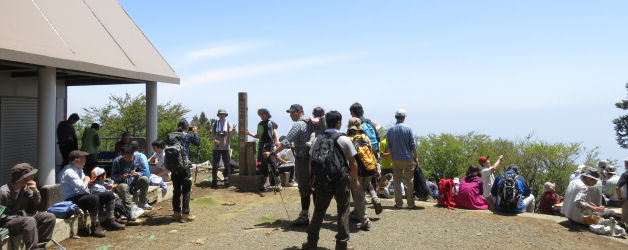 人で賑わう大山山頂