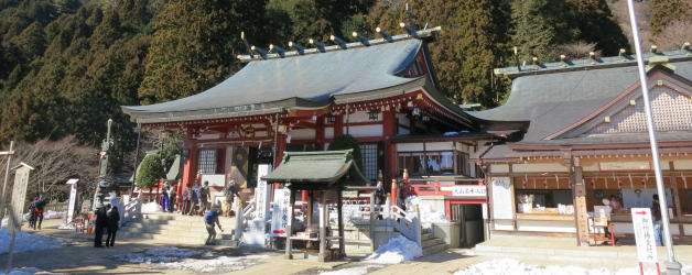 参拝客で賑わう阿夫利神社