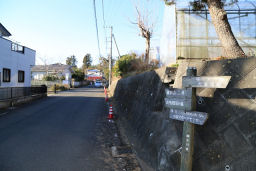 バス停前の道路を横断する