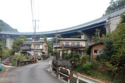 東名高速の高架をくぐる