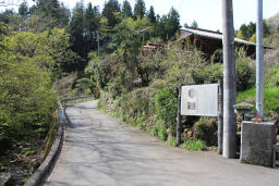 県道から右の道へ