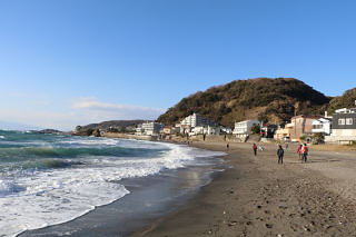 秋谷の浜辺を歩く