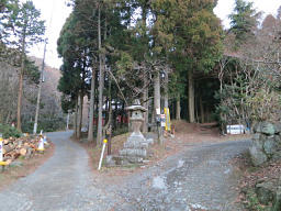 左はヤビツ峠、右へ進む