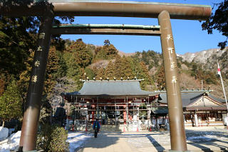 阿夫利神社の前を左へ