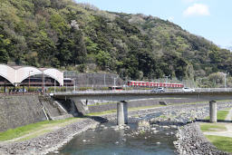 橋から列車が見える