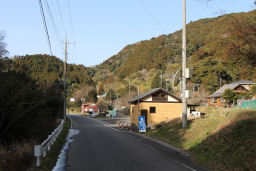 車道を歩いて駐車場へ戻る