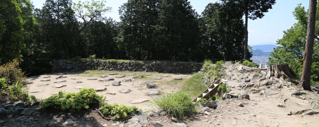 山頂は安土城天守跡