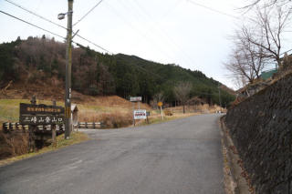 登山口を直進