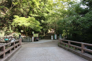 橋の先に階段が見える