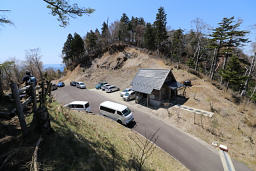 車であふれる登山口に戻る