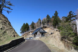 林道を登りつめる