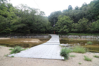 水面すれすれの橋