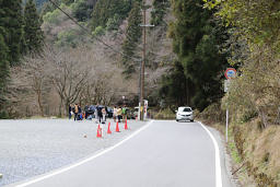 車道を下って貴船のバス停へ