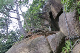 針の耳の穴をくぐる