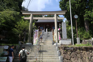 段を上って神社へ