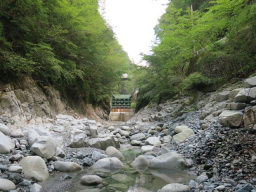 玄倉ダムの下で行き引き返す