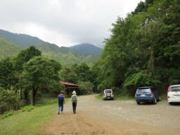 新茅山荘を通過