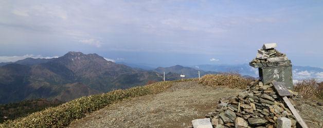 瓶ヶ岳山頂から石鎚山を望む