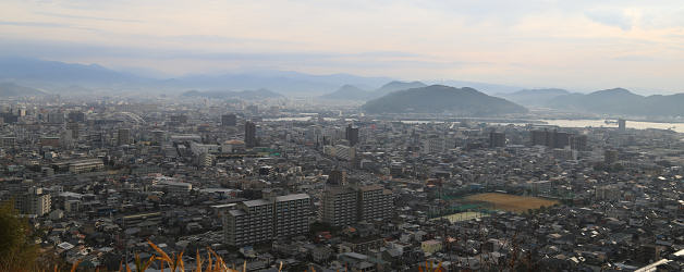 市街の先に五台山を望む