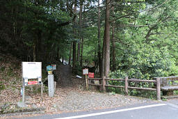 万年橋の手前が登山口